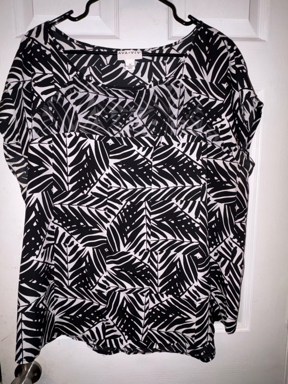 Ava & Viv Black and White Geometric Leaf Print Top